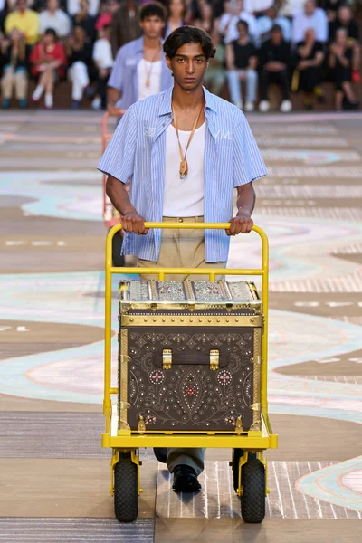 Look 14